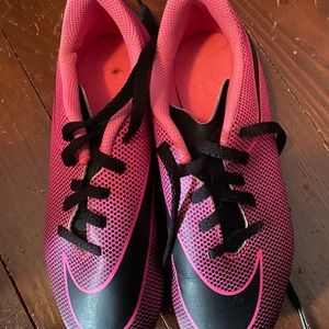 Girls NIKE soccer cleats. Worn couple times. 2.5 Y
